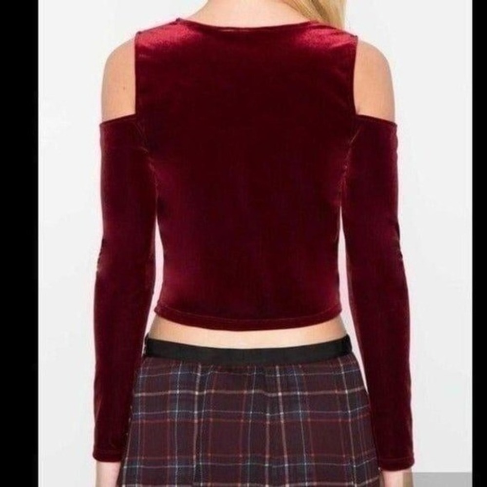 Willow and Clay Top Women Medium Burgundy NWT Cold Shoulder Velvet Crop - Picture 2 of 8